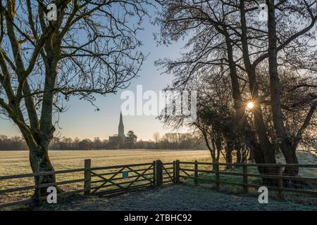 Cathédrale de Salisbury par un matin d'hiver glacial, Salisbury, Wiltshire, Angleterre. Hiver (février) 2023. Banque D'Images