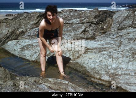 1958 Newquay, une jeune femme se baignant sur les rochers photo par Tony Henshaw Archive Banque D'Images