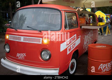 Belgrade, Serbie, 24 septembre 2023 : le fourgon classique VW transporter T2 converti en bar à cocktails mobile stationné sur le Danube à Zemun Banque D'Images