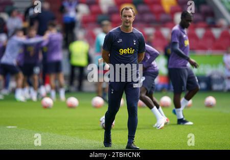 Chris Davies, entraîneur adjoint de Tottenham Hotspur avant le match de Premier League au Gtech Community Stadium, à Londres. Date de la photo : dimanche 13 août 2023. Banque D'Images