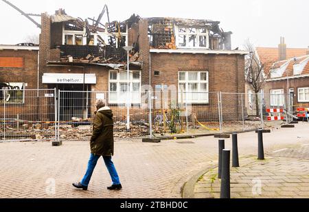 Rotterdam, pays-Bas. 07 décembre 2023. ROTTERDAM - résidents locaux à la suite de l'incendie qui a fait rage dans une église de Rotterdam sur Oranjestraat dans le quartier Overschie. Le toit de l'église s'est complètement effondré et le bâtiment doit être considéré comme perdu. ANP IRIS VAN DEN BROEK netherlands Out - belgique Out Credit : ANP/Alamy Live News Banque D'Images