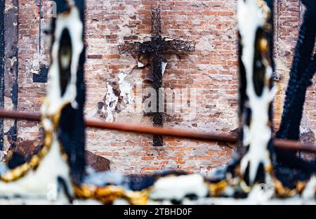 Rotterdam, pays-Bas. 07 décembre 2023. ROTTERDAM - vestiges de l'incendie qui a fait rage dans une église de Rotterdam sur Oranjestraat dans le quartier Overschie. Le toit de l'église s'est complètement effondré et le bâtiment doit être considéré comme perdu. ANP IRIS VAN DEN BROEK netherlands Out - belgique Out Credit : ANP/Alamy Live News Banque D'Images