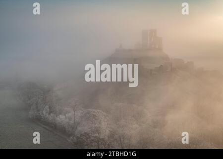 Château de Corfe émergeant de la brume par un matin glacial d'hiver, Dorset, Angleterre. Hiver (février) 2023. Banque D'Images