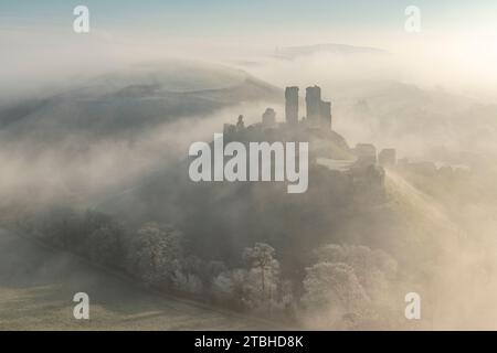 Château de Corfe émergeant de la brume par un matin glacial d'hiver, Dorset, Angleterre. Hiver (février) 2023. Banque D'Images