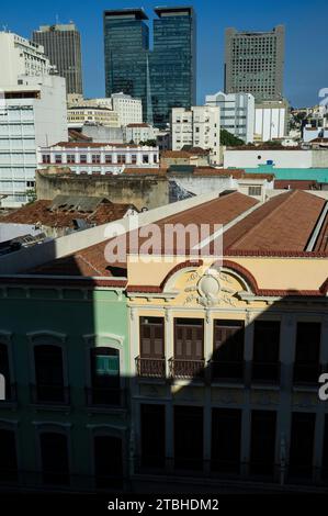 Contraste urbain - Sobrados préservés, maisons anciennes de deux ou plusieurs étages de la période coloniale et impériale au Brésil à Rua Buenos Aires ( rue Buenos Aires ) au coeur de la région commerciale populaire connue sous le nom de Saara dans le centre-ville de Rio de Janeiro, à côté des bâtiments modernes d'entreprise. Ventura Corporate Towers (à gauche) et Rio Metropolitan Building en arrière-plan. Banque D'Images