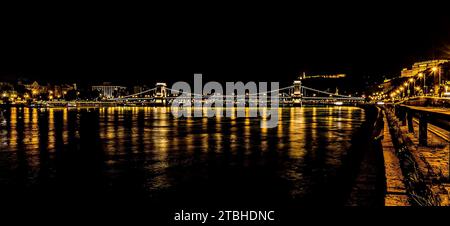 Une vue du pont des chaînes illuminé sur le Danube à Budapest la nuit en été Banque D'Images