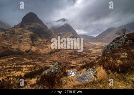 Surplombant le col de Glencoe et les montagnes Three Sisters, Glencoe, Écosse, Royaume-Uni. Printemps (mars) 2023. Banque D'Images
