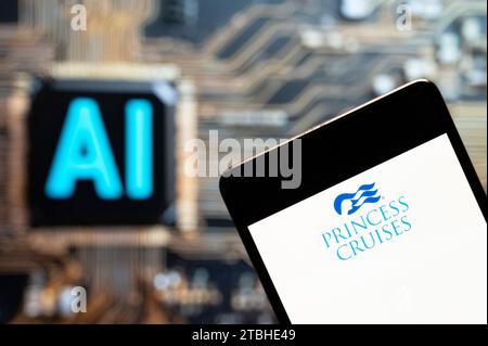 Hong Kong, Chine. 03 novembre 2023. Dans cette illustration photo, le logo de la compagnie de croisière Princess Cruises vu affiché sur un smartphone avec une puce d'intelligence artificielle (IA) et le symbole en arrière-plan. Crédit : SOPA Images Limited/Alamy Live News Banque D'Images