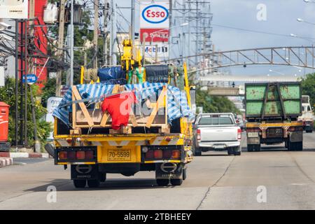 SAMUT PRAKAN, THAÏLANDE, SEP 30 2023, le camion transportait la charge avec un t-shirt rouge à l'extrémité de la voiture. Banque D'Images