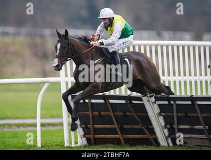 Meilleure vie montée par Alex Edwards pendant les offres Daily Charged Up à Rhino.Bet les novices haies à Market Rasen Racecourse. Date de la photo : jeudi 7 décembre 2023. Banque D'Images