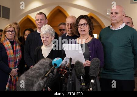 Julia Waters, sœur de Ruth Perry, avec d'autres membres de la famille parlant à l'hôtel de ville de Reading à la fin de l'enquête sur la directrice où la coroner principale Heidi Connor conclut qu'une inspection Ofsted a probablement contribué à sa mort. Mme Perry s'est suicidée après qu'un rapport du chien de garde ait rétrogradé son école primaire Caversham à Reading de sa plus haute note à sa plus basse note en matière de protection des droits de l'homme. Date de la photo : jeudi 7 décembre 2023. Banque D'Images