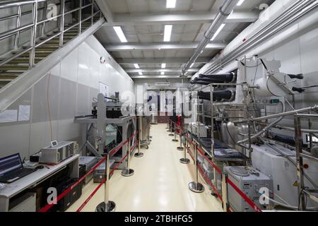 (231207) -- JINPING, 7 décembre 2023 (Xinhua) -- cette photo prise le 7 novembre 2023 montre la vue intérieure de la première phase du laboratoire souterrain chinois Jinping dans la préfecture autonome de Liangshan Yi, dans la province du Sichuan, dans le sud-ouest de la Chine. Un laboratoire de physique de 2 400 mètres de profondeur dans la province du Sichuan, dans le sud-ouest de la Chine, est devenu opérationnel jeudi, ce qui en fait le laboratoire souterrain le plus profond et le plus grand au monde. Les scientifiques pensent que le laboratoire leur fournit un espace «propre» pour poursuivre la substance invisible connue sous le nom de matière noire. Ils ont dit que la profondeur extrême aide à bloquer la plupart des rayons cosmiques qui gâchent Banque D'Images