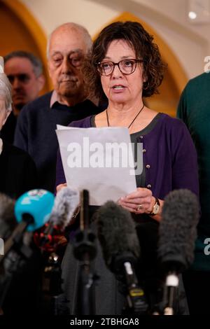 Julia Waters, sœur de Ruth Perry, avec d'autres membres de la famille parlant à l'hôtel de ville de Reading à la fin de l'enquête sur la directrice où la coroner principale Heidi Connor conclut qu'une inspection Ofsted a probablement contribué à sa mort. Mme Perry s'est suicidée après qu'un rapport du chien de garde ait rétrogradé son école primaire Caversham à Reading de sa plus haute note à sa plus basse note en matière de protection des droits de l'homme. Date de la photo : jeudi 7 décembre 2023. Banque D'Images