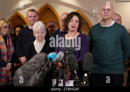 Julia Waters, sœur de Ruth Perry, avec d'autres membres de la famille parlant à l'hôtel de ville de Reading à la fin de l'enquête sur la directrice où la coroner principale Heidi Connor conclut qu'une inspection Ofsted a probablement contribué à sa mort. Mme Perry s'est suicidée après qu'un rapport du chien de garde ait rétrogradé son école primaire Caversham à Reading de sa plus haute note à sa plus basse note en matière de protection des droits de l'homme. Date de la photo : jeudi 7 décembre 2023. Banque D'Images