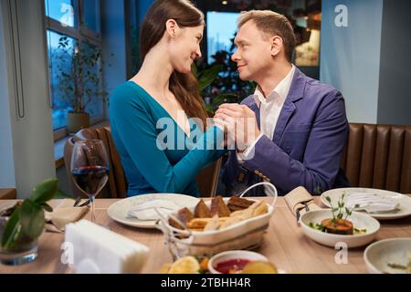 Amour homme et femme célébrant le nouvel an dans le restaurant Banque D'Images
