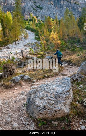 Randonneur marche à flanc de montagne dans les Dolomites Banque D'Images