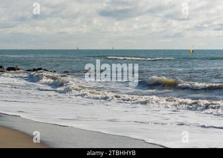 Véliplanchistes dans la mer Tyrrhénienne, vent dans la mer, vagues de mer le long de la côte Banque D'Images