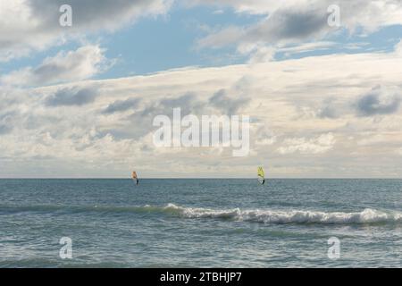 windsurfers dans la mer Banque D'Images