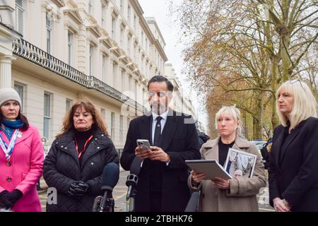 Londres, Royaume-Uni. 7 décembre 2023. Aamer Anwar (au centre), avocat principal pour les familles écossaises endeuillées du Covid-19, et les membres des familles endeuillées font des déclarations devant le Centre d’enquête sur le Covid-19 alors que l’ancien Premier ministre Boris Johnson témoigne le deuxième jour. Crédit : Vuk Valcic/Alamy Live News Banque D'Images