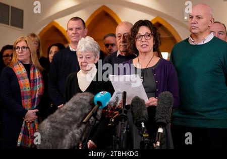 Julia Waters, sœur de Ruth Perry, s'adressant aux membres des médias à l'hôtel de ville de Reading à la fin de l'enquête sur la directrice, où la coroner Heidi Connor a conclu qu'une inspection Ofsted avait « probablement contribué » à sa mort. Mme Perry s'est suicidée après qu'un rapport du chien de garde ait rétrogradé son école primaire Caversham à Reading de sa plus haute note à sa plus basse note en matière de protection des droits de l'homme. Date de la photo : jeudi 7 décembre 2023. Banque D'Images