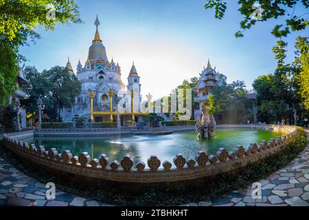 26 mars 2023- District 9, Ho Chi Minh ville: Buu long Pagode est un temple avec une combinaison de cultures thaïlandaises, indiennes et vietnamiennes. Banque D'Images