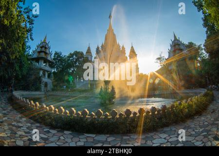 26 mars 2023- District 9, Ho Chi Minh ville: Buu long Pagode est un temple avec une combinaison de cultures thaïlandaises, indiennes et vietnamiennes. Banque D'Images