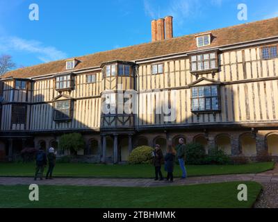 Visiteurs à Cloister court, Queens 'College, Université de Cambridge, Angleterre. Banque D'Images