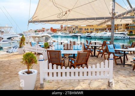 Table et chaises dans le café de trottoir à Abu TIG Marina. El Gouna, Égypte Banque D'Images