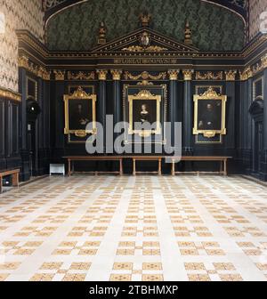 Old Hall (salle à manger) avec des portraits (la famille Grey), , Queens 'College, Université de Cambridge, Angleterre. Banque D'Images