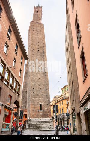 Garisenda et Asinelli tours penchées sur la Piazza di Porta Ravegnana. Bologne, Italie Banque D'Images