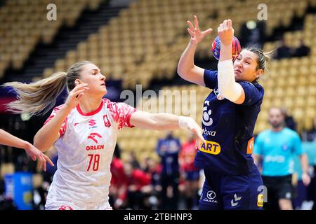 Herning, Danemark. 07 décembre 2023. Poalnds Paulina U?cinowicz, à gauche, pendant le match du Championnat du monde féminin de handball de l'IHF entre la Serbie et la Pologne dans le groupe de ronde principal 3 à Arena Nord à Frederikshavn Danemark jeudi 7 décembre 2023 crédit : Ritzau/Alamy Live News Banque D'Images