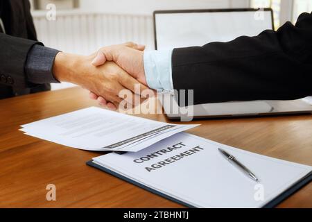 L'avocat a pris les mains du client après avoir terminé la consultation dans l'affaire. Banque D'Images