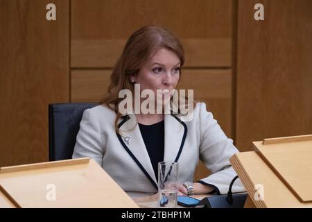 Édimbourg, Écosse, Royaume-Uni. 7 décembre 2023. PHOTO : (L) Neil Grey MSP, secrétaire du cabinet écossais pour le bien-être économique, le travail équitable et l’énergie, (C) Humza Yousaf MSP, premier ministre écossais et chef du Parti national écossais, (D) Shona Robison MSP, première ministre écossaise dépendante. Session hebdomadaire des questions des premiers ministres à Holyrood au Parlement écossais. Crédit : Colin D Fisher crédit : Colin Fisher/Alamy Live News Banque D'Images