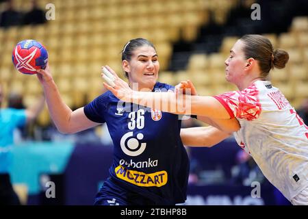 Herning, Danemark. 07 décembre 2023. Serbias Emilja Lazic, à gauche, lors du match du Championnat du monde féminin de handball de l'IHF entre la Serbie et la Pologne dans le groupe de ronde principale 3 à Arena Nord à Frederikshavn Danemark jeudi 7 décembre 2023 crédit : Ritzau/Alamy Live News Banque D'Images