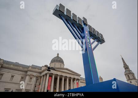 Londres, Royaume-Uni. 7 décembre 2023. La menorah géante sera illuminée pour Chanukah, la fête juive des lumières, à Trafalgar Square. La menorah sera exposée du jeudi 7 décembre au jeudi 14 décembre, avec une des lumières allumée à 4h chaque jour et à 17H15 le samedi. Crédit : Malcolm Park/Alamy Live News Banque D'Images