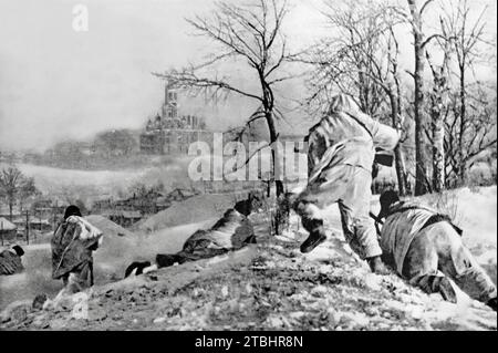 Soldats de l'Armée rouge en camouflage blanc reprenant Mojaisk dans l'oblast de Moscou, Russie, le 19 janvier 1942 empêchant ainsi un mouvement de tenailles autour de Moscou par la Wermacht lors de l'invasion allemande de la Russie pendant la Seconde Guerre mondiale. Banque D'Images