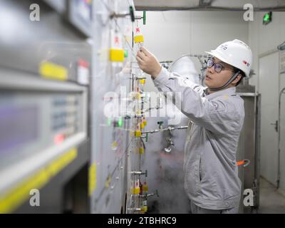 (231207) -- JINPING, 7 déc. 2023 (Xinhua) -- cette photo prise le 7 novembre 2023 montre un chercheur de l'Université Jiao Tong de Shanghai déboguant des installations expérimentales dans le Deep Underground and Ultra-Low Radiation Background Facility for Frontier Physics Experiments (DURF) dans la préfecture autonome de Liangshan Yi dans la province du sud-ouest de la Chine du Sichuan. Un laboratoire de physique de 2 400 mètres de profondeur dans la province du Sichuan, dans le sud-ouest de la Chine, est devenu opérationnel jeudi, ce qui en fait le laboratoire souterrain le plus profond et le plus grand du monde. Les scientifiques pensent que le laboratoire leur fournit un espace «propre» à poursuivre Banque D'Images