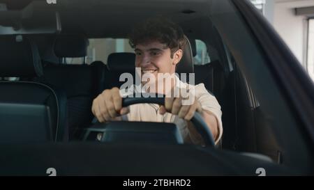 Caucasien heureux insouciant homme acheteur joyeux propriétaire d'un nouveau gars de voiture homme d'affaires réussi assis à l'intérieur de l'automobile célébrer le véhicule de transport automatique Banque D'Images