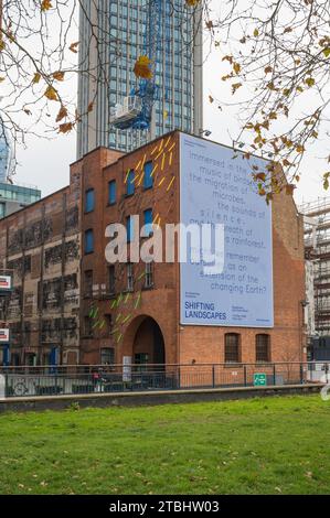 Extérieur de Bargehouse, une galerie d'art et un espace d'exposition situés dans un ancien entrepôt à Oxo Tower Wharf. South Bank, Londres, Angleterre, Royaume-Uni Banque D'Images