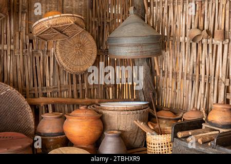 Une grande variété d'ustensiles de cuisine pour la cuisine asiatique traditionnelle. Banque D'Images