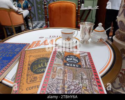 Café Bacha à l'intérieur du palais de Dar el Bacha. Menus sur une table. Marrakech alias Marrakech, Maroc, 07 décembre 2023 Banque D'Images