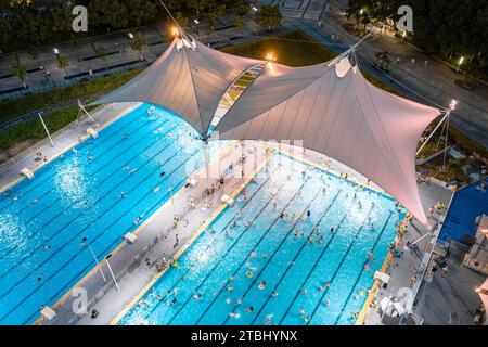Vue nocturne d'une vue aérienne de la piscine Hankou Jiangtan à Wuhan, en Chine Banque D'Images