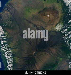 Aérien du Mauna Kea avec un dépoussiérage de neige et du Mauna Loa sur l'île d'Hawaï. Banque D'Images