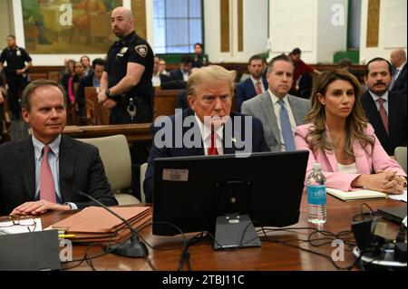 New York, États-Unis. 05 mars 2020. L’ancien président Donald Trump dans la salle d’audience de la Cour suprême de l’État le jeudi 7 décembre 2023 à New York. L'affaire intentée en septembre dernier par le procureur général de New York, Letitia James, accuse Trump, ses fils aînés et son entreprise familiale de gonfler la valeur nette de Trump de plus de 2 milliards de dollars en surévaluant son portefeuille immobilier. Photo Louis Lanzano/UPI crédit : UPI/Alamy Live News Banque D'Images