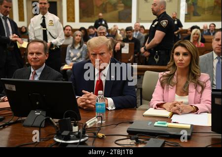 New York, États-Unis. 05 mars 2020. L’ancien président Donald Trump dans la salle d’audience de la Cour suprême de l’État le jeudi 7 décembre 2023 à New York. L'affaire intentée en septembre dernier par le procureur général de New York, Letitia James, accuse Trump, ses fils aînés et son entreprise familiale de gonfler la valeur nette de Trump de plus de 2 milliards de dollars en surévaluant son portefeuille immobilier. Photo Louis Lanzano/UPI crédit : UPI/Alamy Live News Banque D'Images