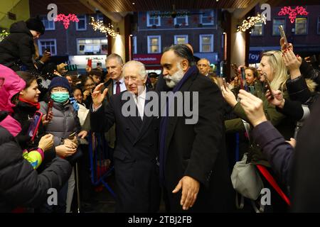 King Charles III lors d'une visite au centre commercial Ealing Broadway et au marché de Noël pour rencontrer des propriétaires d'entreprises locales et parler aux récipiendaires du King's Award for Voluntary Service. Date de la photo : jeudi 7 décembre 2023. Banque D'Images