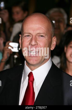 Bruce Willis assiste à la première de 'Live Free or Die Hard' de Twentieth Century Fox au radio City Music Hall de New York le 22 juin 2007. Crédit photo : Henry McGee/MediaPunch Banque D'Images