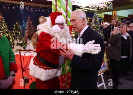 King Charles III lors d'une visite au centre commercial Ealing Broadway et au marché de Noël pour rencontrer des propriétaires d'entreprises locales et parler aux récipiendaires du King's Award for Voluntary Service. Date de la photo : jeudi 7 décembre 2023. Banque D'Images