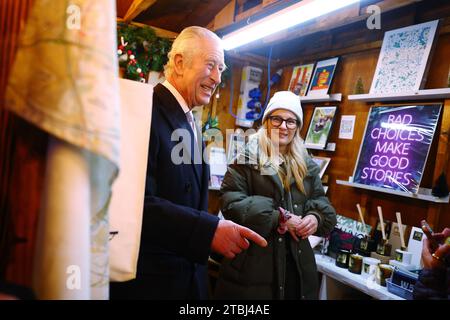 King Charles III lors d'une visite au centre commercial Ealing Broadway et au marché de Noël pour rencontrer des propriétaires d'entreprises locales et parler aux récipiendaires du King's Award for Voluntary Service. Date de la photo : jeudi 7 décembre 2023. Banque D'Images