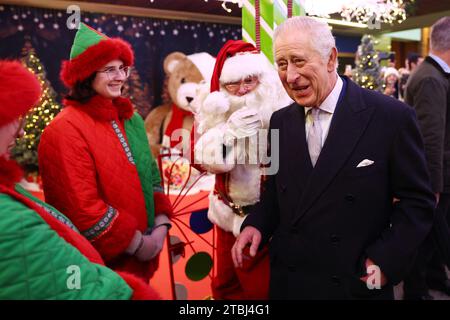 King Charles III lors d'une visite au centre commercial Ealing Broadway et au marché de Noël pour rencontrer des propriétaires d'entreprises locales et parler aux récipiendaires du King's Award for Voluntary Service. Date de la photo : jeudi 7 décembre 2023. Banque D'Images